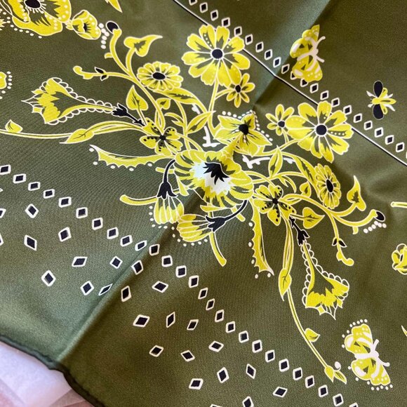 Luxury Gucci Foulard with Interlocking G Pattern - Picture 7 of 9